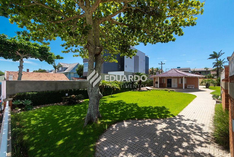 Casa beira mar com espaçoso quintal no centrinho de Canto Gr