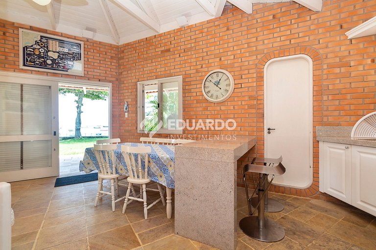 Casa beira mar com espaçoso quintal no centrinho de Canto Gr