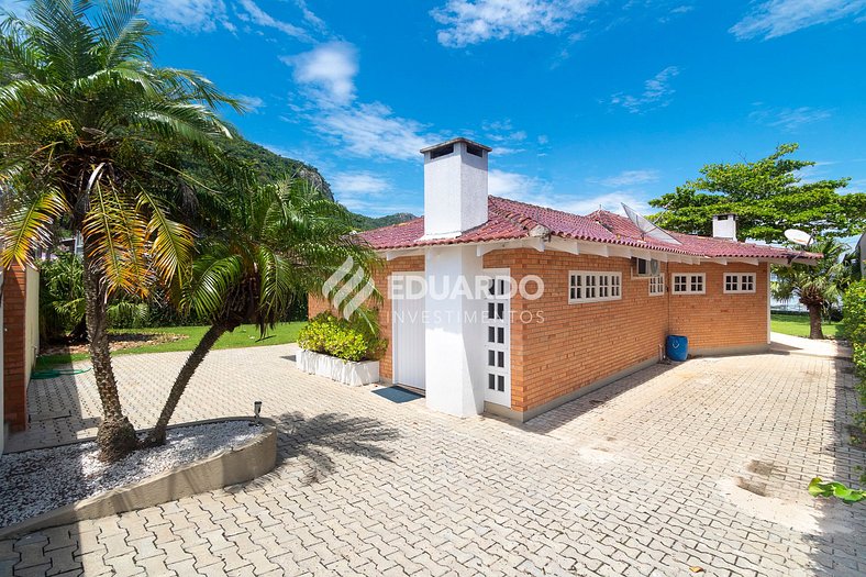 Casa beira mar com espaçoso quintal no centrinho de Canto Gr