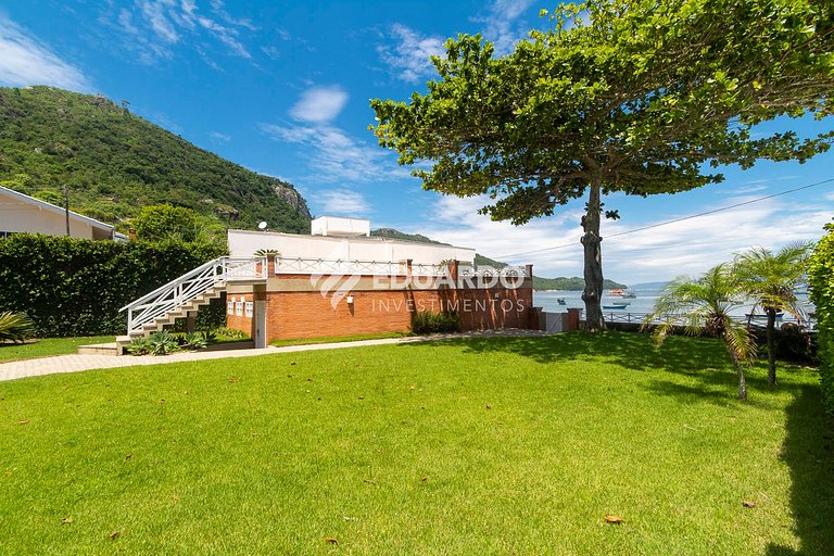 Casa beira mar com espaçoso quintal no centrinho de Canto Gr