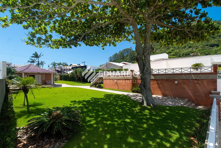 Casa beira mar com espaçoso quintal no centrinho de Canto Gr